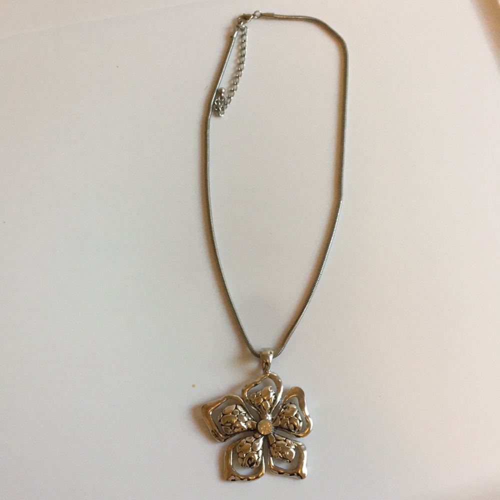 Gorgeous silver flower necklace